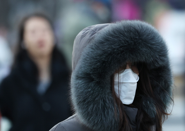 7일 오전 서울 광화문 부근에서 시민들이 출근을 하고 있다. 연합뉴스